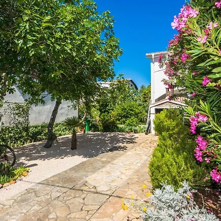 Apartment Beautiful In W/ 2 Bedrooms *