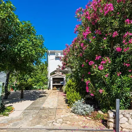 Beautiful In W/ 2 Bedrooms Apartment Vir